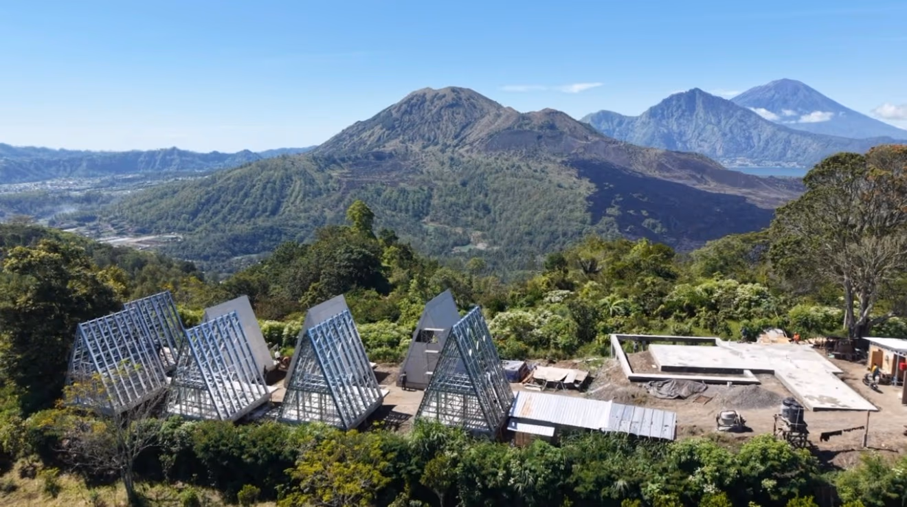 Nord Nest: buildings on different levels of the slope, the volcano in view