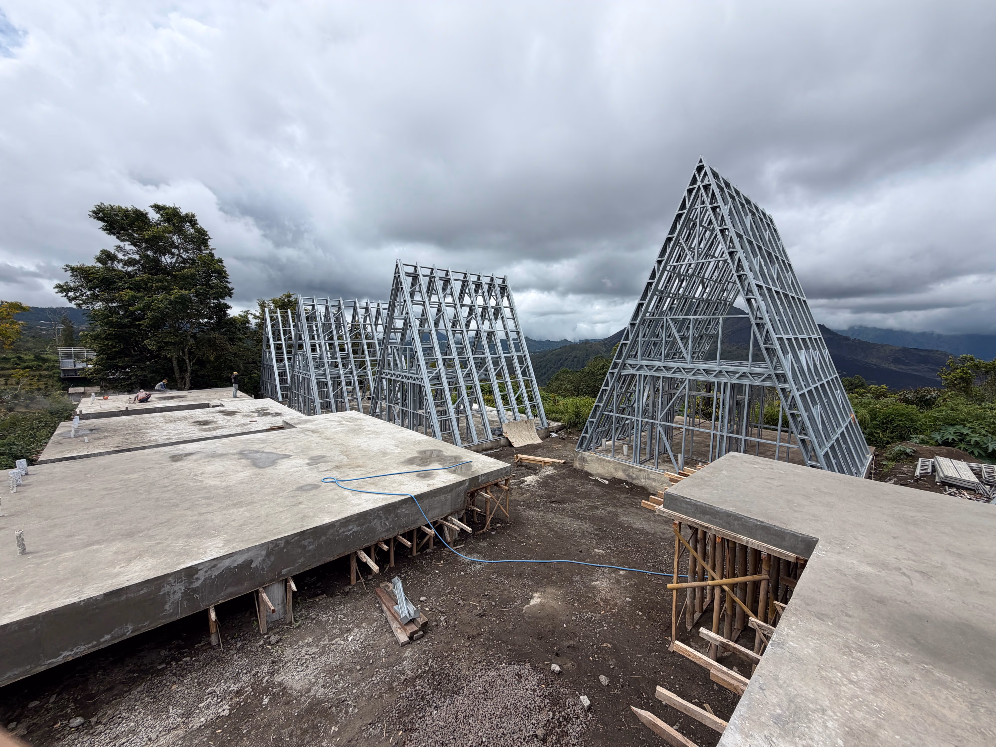 27 апреля 2026. Восемь плит готовы, встают каркасы A-frame
